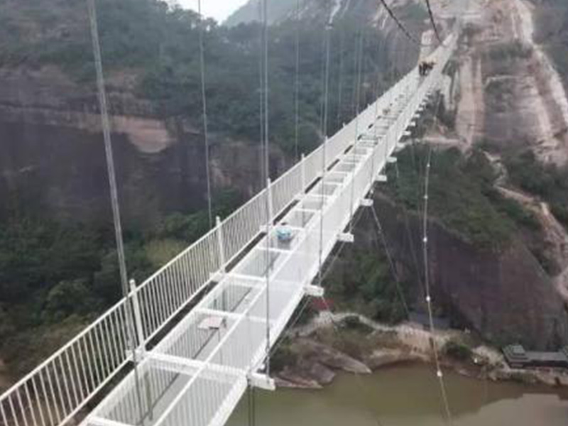 玻璃吊橋受到外國人質(zhì)疑，不遠(yuǎn)萬里來砸橋，結(jié)局讓人很無奈